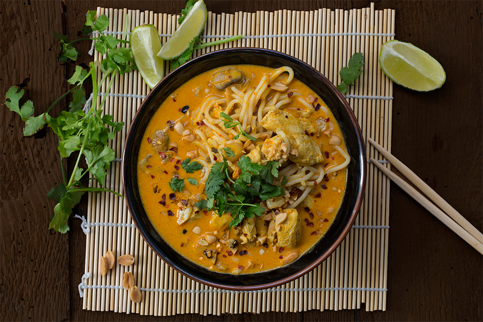 ピーナッツと麺が入ったチキンカレースープ